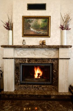 Bukovel, Ukrayna 2 Şubat 2021: Otelin lobisinde yanan bir şömine, sıcak bir otelde kış tatili, sıcak bir kış atmosferi.