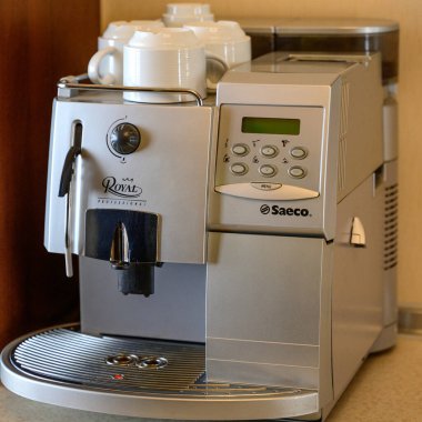 Bukovel, Ukrayna 4 Şubat 2022: Otel mutfağında kahve makinesi kraliyet kahve makinesi, mutfakta elektrikli aletler.