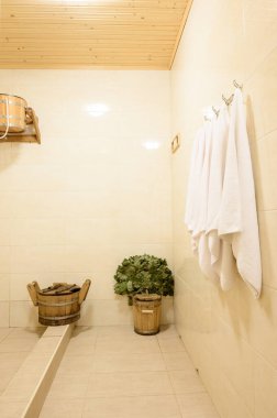 Bukovel, Ukrayna 4 Şubat 2022: Bukovel Otel 'de banyo, buhar tedavisi, banyodan önce ve sonra duş.