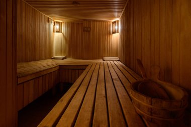 Bukovel, Ukrayna 4 Şubat 2022: Bukovel Otel 'de banyo, buhar tedavisi, tahta güneşlik ve huş süpürgeleri.