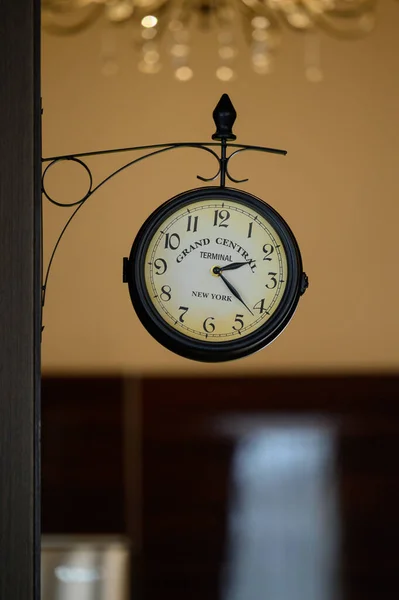 ブコヴェル ウクライナ2022年2月4日 ホテルのレトロな壁の時計 レトロなスタイル — ストック写真