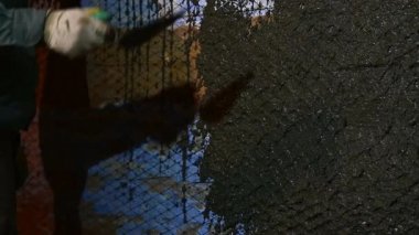 Adam duvara kum ile beton çözeltisi fırlatıyor, evde tadilat yapıyor..