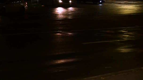 Circulation sur les routes la nuit, circulation lente, phares et éblouissement sur la route. — Video