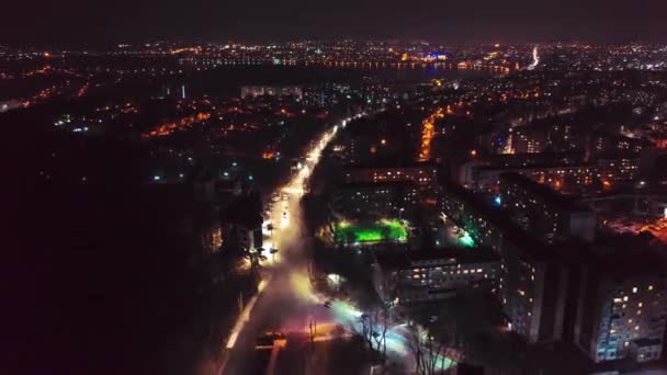 Drohnenflug über der nächtlichen Stadt, Abendlichter und Straßen in der Ukraine. — Stockvideo