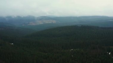 Şafakta Synevyr açıklığı üzerinde uçuş, bahar dağları, Ukrayna ulusal parkı.