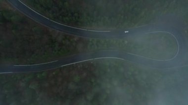 Dağlarda yol, sislerin içinde yılan, havadan bakıldığında yol yılanı..