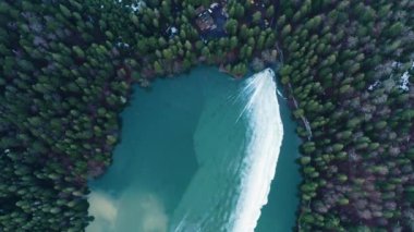 Synevyr Gölü 'nün yukarıdan görünüşü, baharın başlarında donmuş göl, mistik Kapratska rezervuarı..