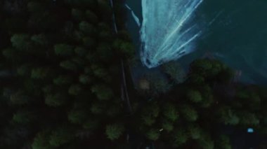 Alp Gölü Synevyr, İlkbahar ve buz gölü, Karpat manzaraları ve Synevyr Polyana Ulusal Parkı 'ndaki dağlar.