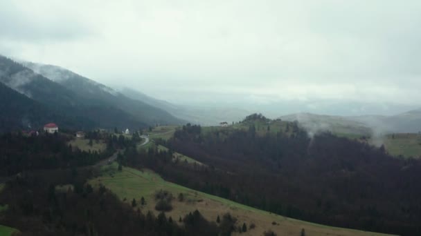 Drone flight over a mountain village in Synevirska Polyana. — Vídeo de Stock
