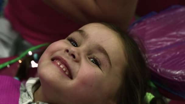 Menina sorrindo para a recepção dos dentistas, dentes pequenos do bebê. — Vídeo de Stock