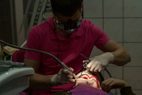 Dentiste Pédiatrique Traite Les Dents Enfant Brossant Dent Des Caries — Photo