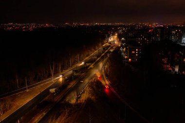 Gece şehri, İHA 'dan gece şehri manzarası, büyük şehirlerdeki gece hayatı manzaraları, Ukrayna' daki gece..