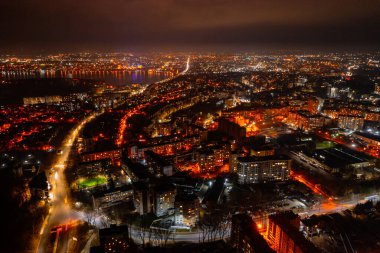 Gece şehri, İHA 'dan gece şehri manzarası, büyük şehirlerdeki gece hayatı manzaraları, Ukrayna' daki gece..