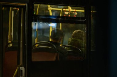 Geceleri trafik, geceleri şehir yollarında trafik, şehirde gece ulaşımı, maskeli insanlar..