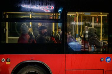 Geceleri trafik, geceleri şehir yollarında trafik, şehirde gece ulaşımı, maskeli insanlar..