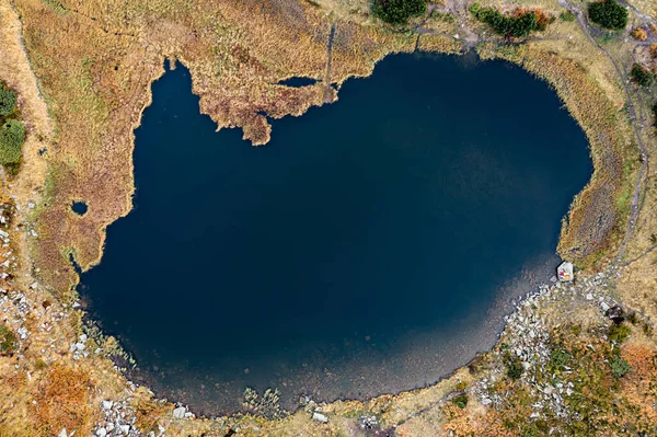 乌克兰喀尔巴阡山脉的内萨莫夫湖 秋天的一个湖泊 乌克兰山脉的珍珠 — 图库照片