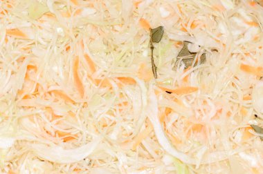 Ellerinden ince doğranmış lahana, daha fazla ekmek hamuru için bir kaba dökülür. Lahana pişirme işlemi, ekşi hamuru için beyaz lahana..