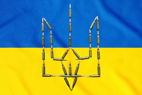 Flaga Narodowa Herb Ukrainy Amunicji Podczas Wojskowej Agresji Rosyjskiej — Zdjęcie stockowe
