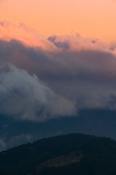 Morgendämmerung Den Bergen Wolken Bedecken Die Hänge Der Karpaten Eine — Stockfoto