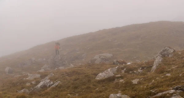 霧の中でロッキー山脈のピーク 秋の間に霧の中でカルパチア人 霧の山の中で観光客 — ストック写真