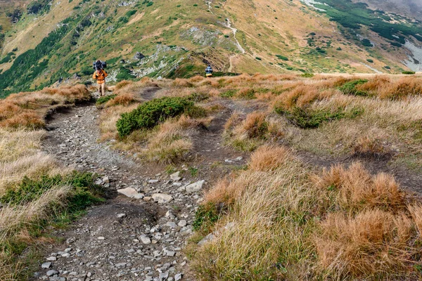 冒険のライフスタイル バックパックと一晩の滞在で山の中での旅行 山の中で踏みつけトレイル — ストック写真