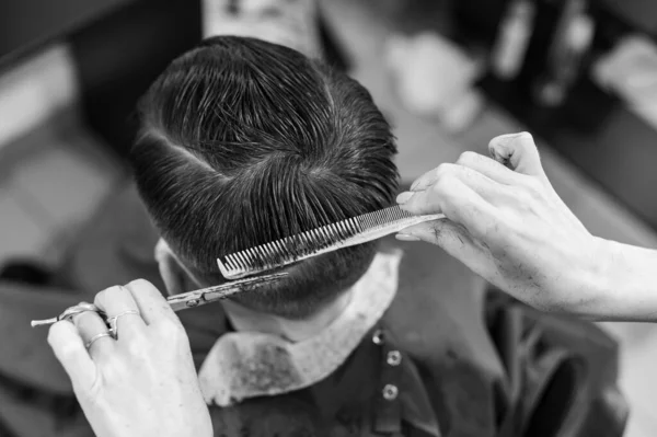 Genç Adam Berber Dükkanındaki Bir Salgın Sırasında Saçını Kestiriyor Saçını — Stok fotoğraf