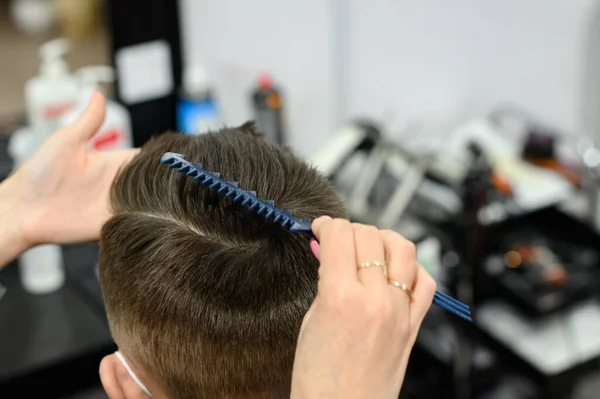 Friseur Frisiert Teenager Nach Haarschnitt Friseur Nach Haarschnitt Friseur Nach — Stockfoto
