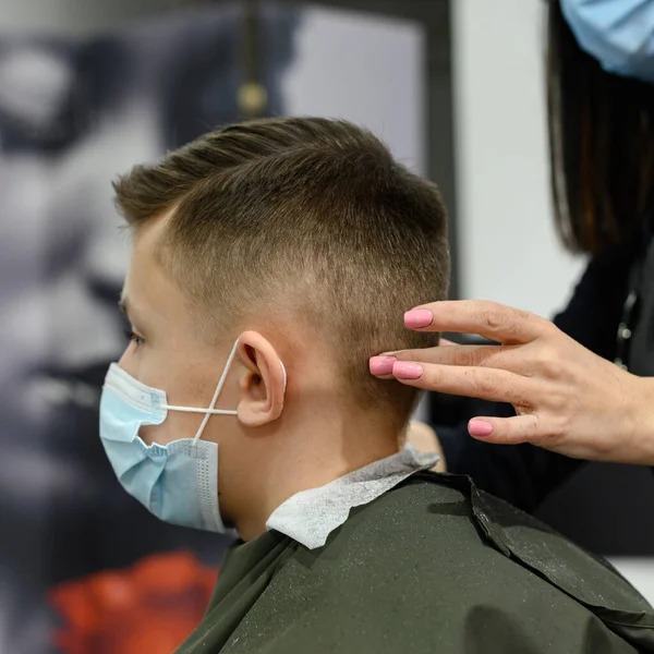 Adolescente Recebe Corte Cabelo Uma Barbearia Durante Uma Pandemia Corte — Fotografia de Stock