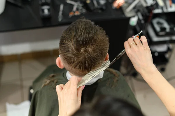 Adolescente Recebe Corte Cabelo Uma Barbearia Durante Uma Pandemia Corte — Fotografia de Stock