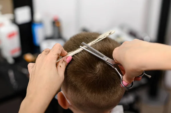 Menino Uma Máscara Que Cortada Barbearia Barbearia Corte Cabelo Elegante — Fotografia de Stock