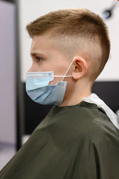 Schuljunge Einem Friseurladen Während Einer Pandemie Stylischer Haarschnitt Für Baby — Stockfoto