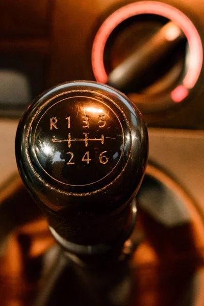 Χειροκίνητη Μετάδοση Στο Αυτοκίνητο Έξι Ταχύτητες Στο Αυτοκίνητο Μοχλός Ταχυτήτων — Φωτογραφία Αρχείου