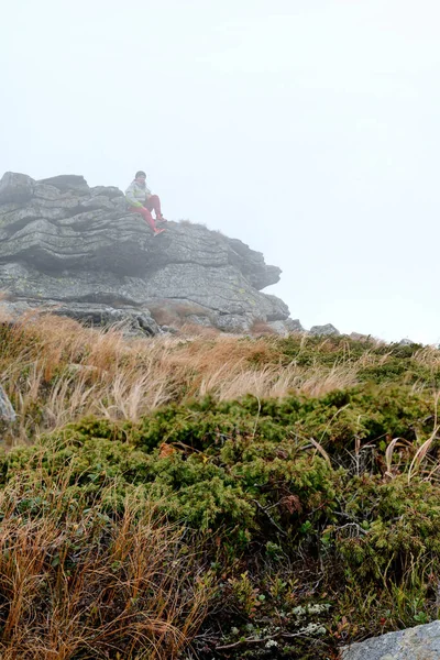 Toerist Ligt Een Rots Buurt Van Mount Petros Lichte Kleding — Stockfoto