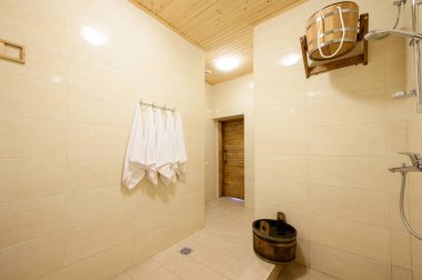 Bukovel, Ukrayna 4 Şubat 2022: Bukovel Otel 'de banyo, buhar tedavisi, banyodan önce ve sonra duş.