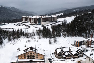 Bukovel, Ukrayna 4 Şubat 2022: Kışın Bukovel otelleri, dağlarda oteller.