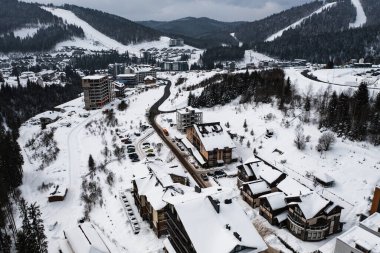 Bukovel, Ukrayna 4 Şubat 2022: Kışın Bukovel otelleri, dağlarda oteller.
