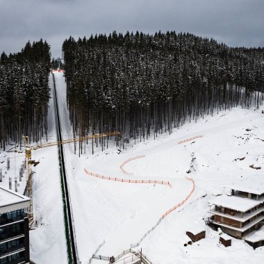 Bukovel, Ukrayna 4 Şubat 2022: Bukovel 'de kayak pistleri ve asansörler.