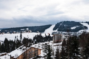 Bukovel, Ukrayna 4 Şubat 2022: Kışın Bukovel otelleri, dağlarda oteller.