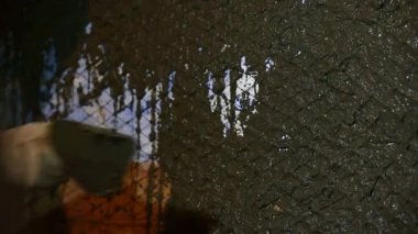 Adam duvara kum ile beton çözeltisi fırlatıyor, evde tadilat yapıyor..