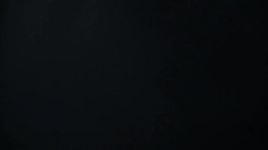 Avro banknotlarına doğru yavaş akış para akışı arka plan, kara fon üzerinde sonsuz akış.