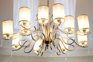 Tavanda asılı güzel klasik avize, avize için konik abajurlar..