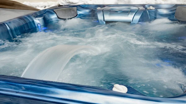 Jacuzzin Får Vatten Nära Håll Avkopplande Spa Jacuzzi Med Bubblor — Stockfoto