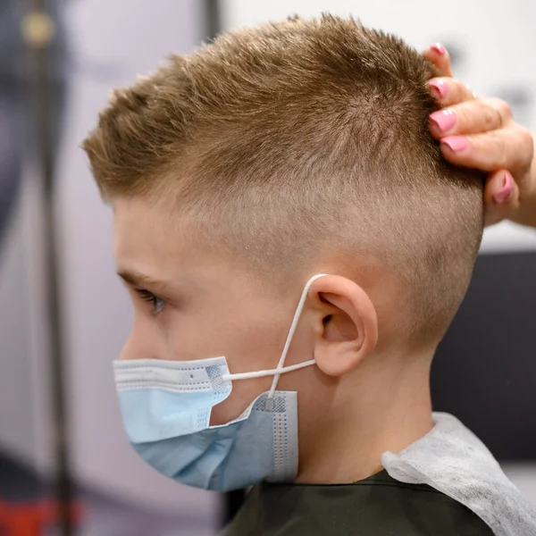 Colegial Una Peluquería Durante Una Pandemia Corte Pelo Elegante Para — Foto de Stock