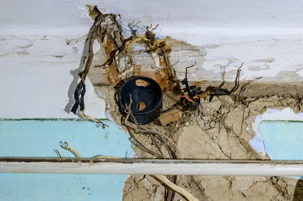 家の中の古い電気配線 家の中の木製の壁 電気ケーブルの交換 古い銅電気配線 — ストック写真