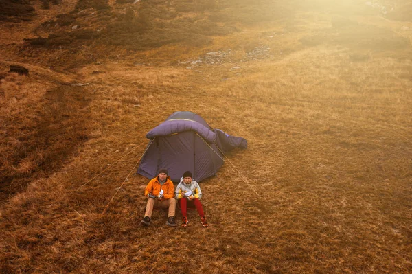 Twee Toeristen Zitten Bij Een Tent Onder Berg Hoverla Lunchen — Stockfoto