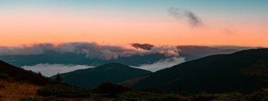 Petros Dağı sabah sisi, şafak vakti bulutlu sıradağlar, Ukrayna 'nın büyülü dağları, Ukrayna Karpatlarının panoramaları..