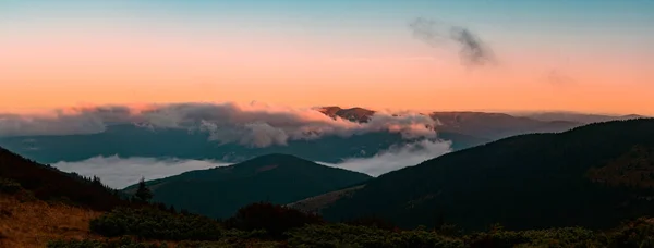 Hora Petros Ranní Mlze Úsvitu Zataženo Magické Hory Ukrajiny Panoramata — Stock fotografie