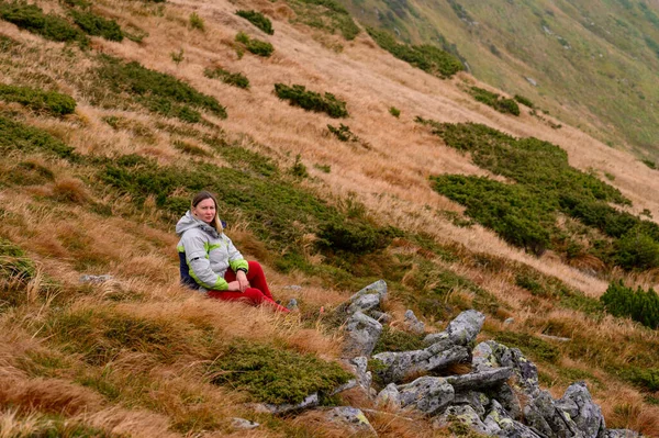 Kárpátok Túraútvonalak Női Turista Csodálja Kárpátok Tájak Őszi Időszakban Hegyekben — Stock Fotó