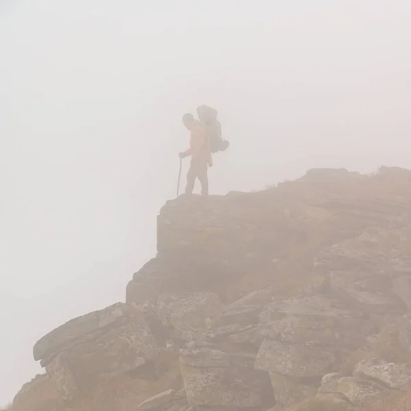 Homem Com Uma Mochila Para Uma Caminhada Sobe Topo Montanha — Fotografia de Stock