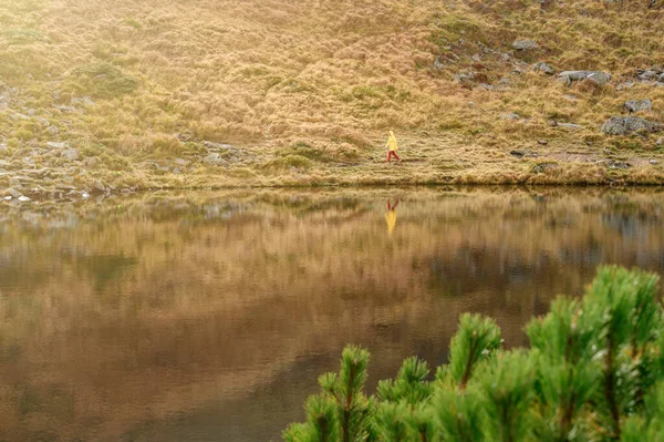 Ondes Lumineuses Sur Lac Nesamovite Reflet Une Femme Dans Eau — Photo